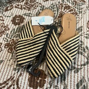 NWT black and cream mules
